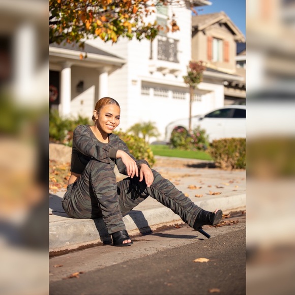 She Is In Charge Set - Picture 3 of 4